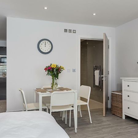 The Lion Gate Apartments East Molesey Extérieur photo