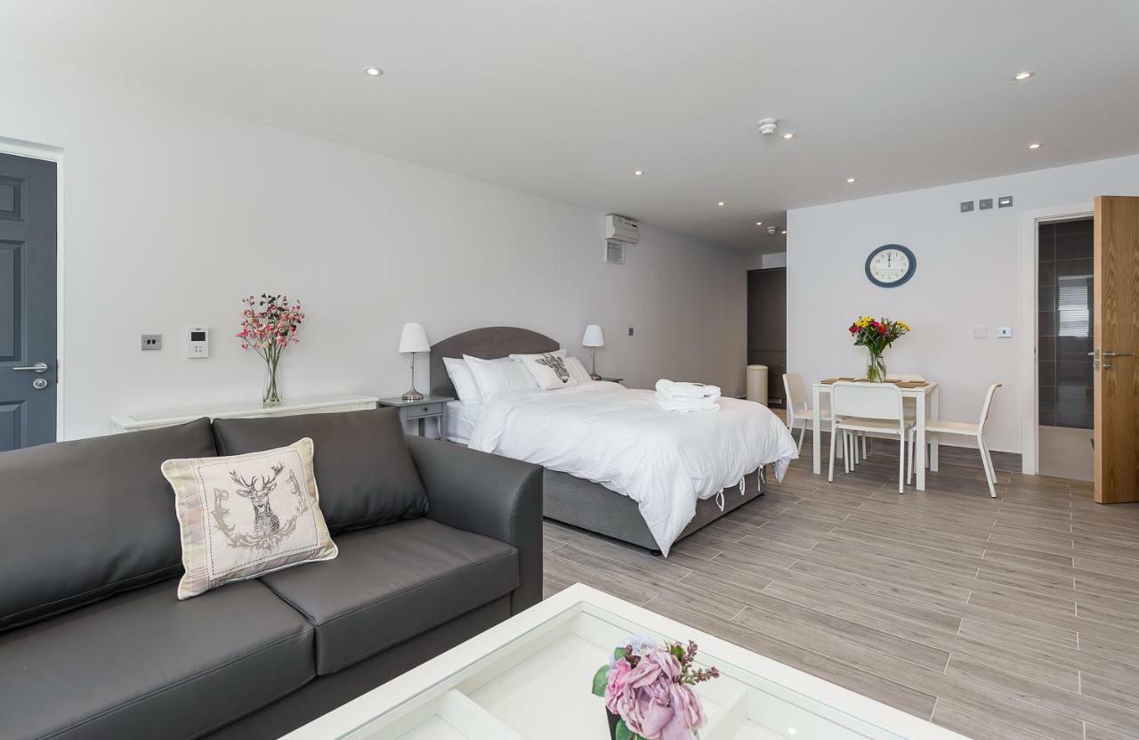 The Lion Gate Apartments East Molesey Extérieur photo