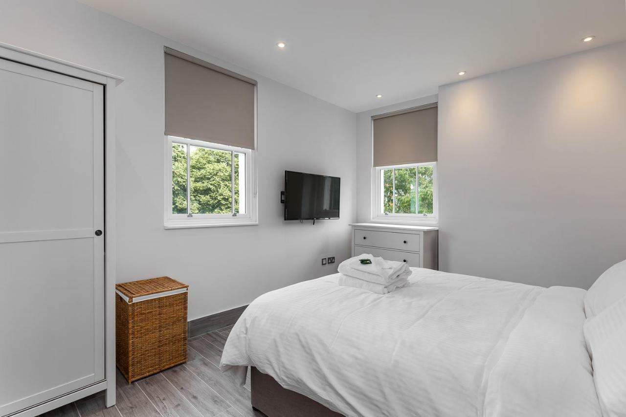 The Lion Gate Apartments East Molesey Extérieur photo