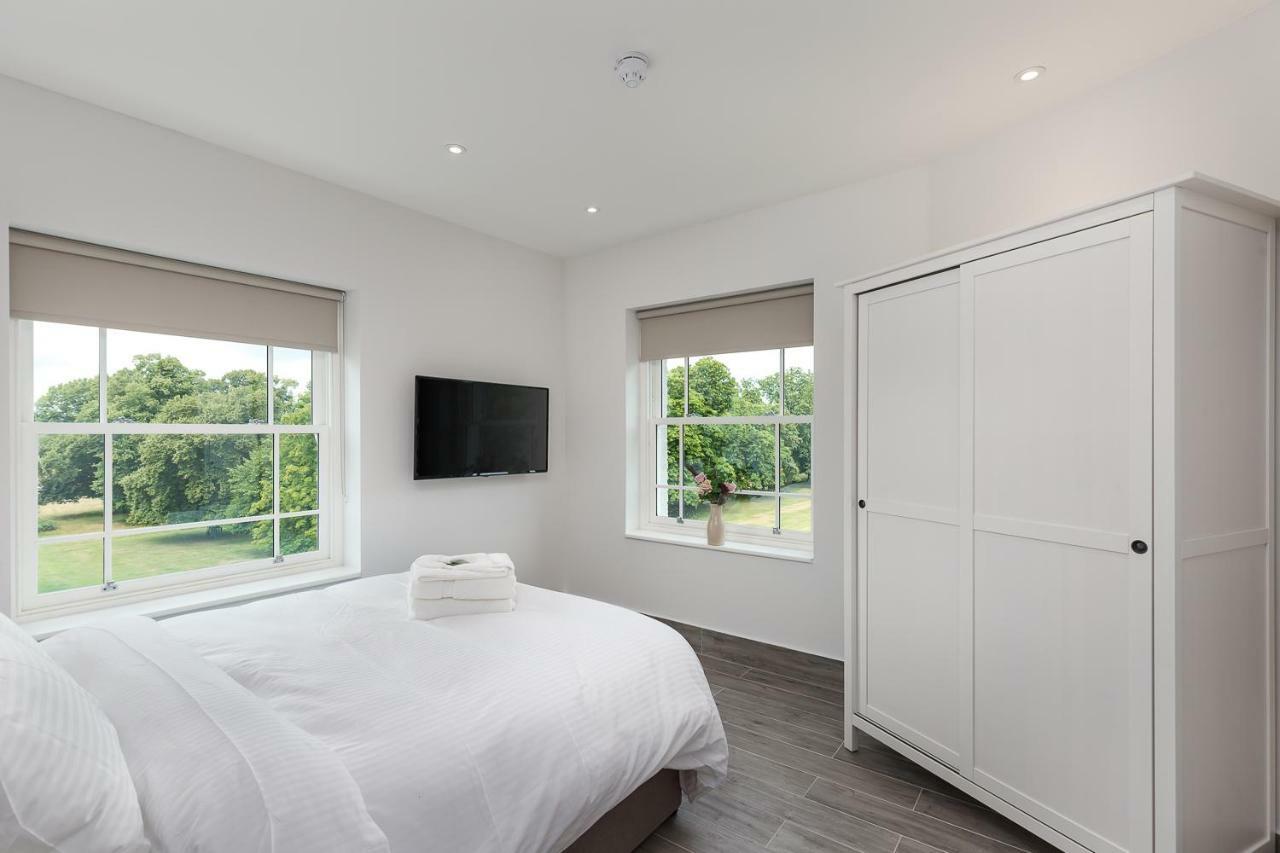 The Lion Gate Apartments East Molesey Extérieur photo