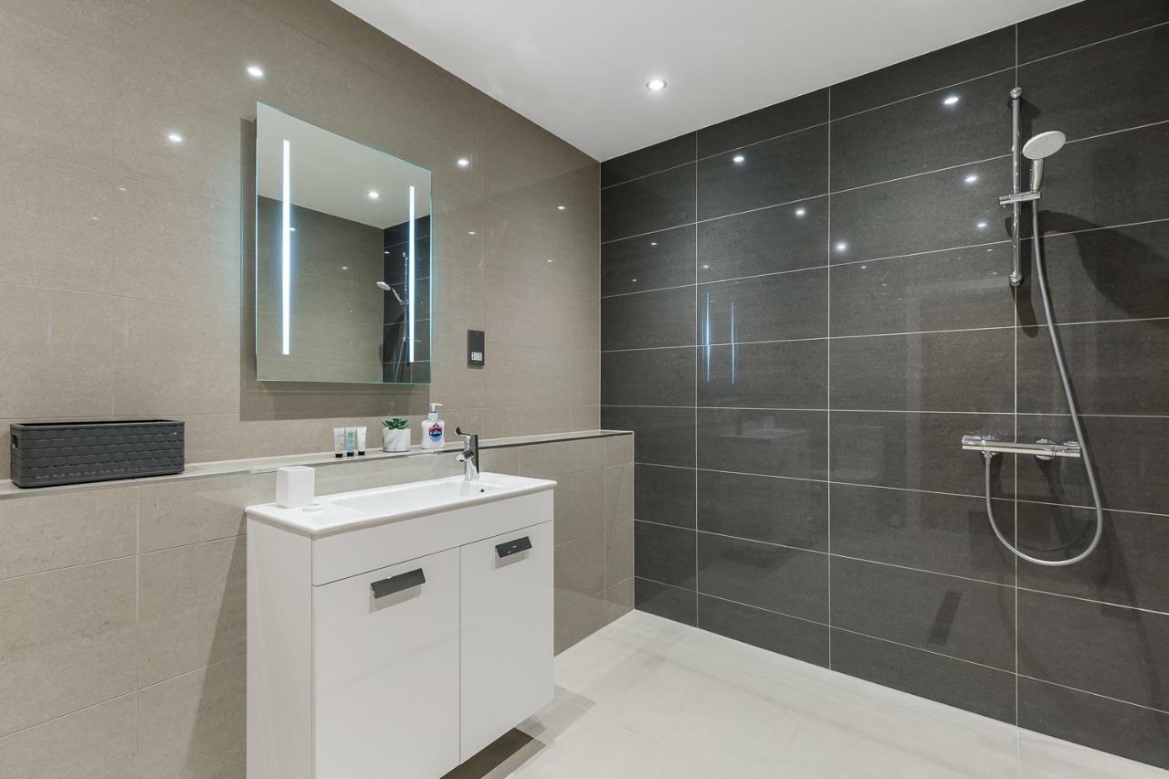 The Lion Gate Apartments East Molesey Extérieur photo