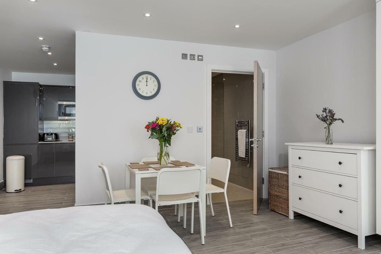 The Lion Gate Apartments East Molesey Extérieur photo