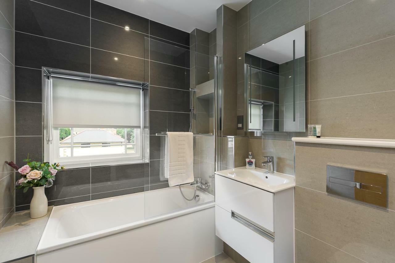 The Lion Gate Apartments East Molesey Extérieur photo