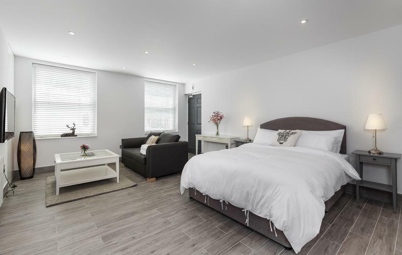 The Lion Gate Apartments East Molesey Extérieur photo