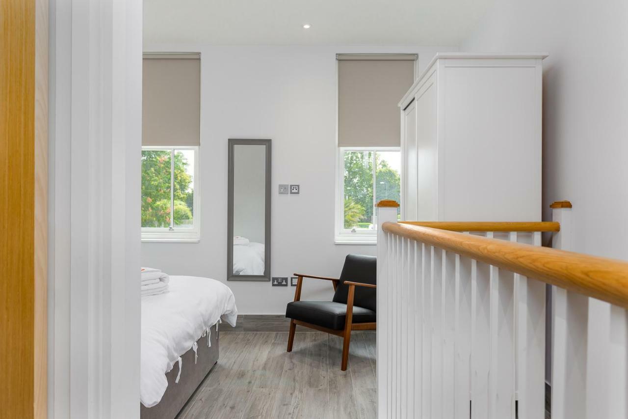The Lion Gate Apartments East Molesey Extérieur photo